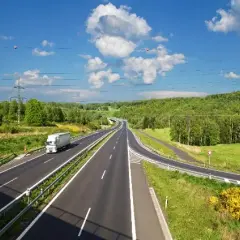 Kto ma pierwszeństwo na autostradzie? Poznaj kluczowe zasady bezpieczeństwa