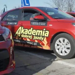 Kiedy zdaje się teorię na prawo jazdy? Poznaj kluczowe terminy i zasady