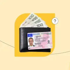 Portfel z polskim prawem jazdy i banknotami 100 zł.