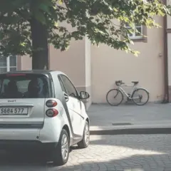 Czy na samochód Smart trzeba mieć prawo jazdy? Sprawdź wymagania i konsekwencje.