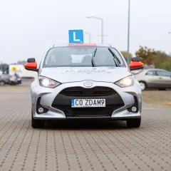 Czy po zdaniu egzaminu na prawo jazdy można legalnie jeździć samochodem?