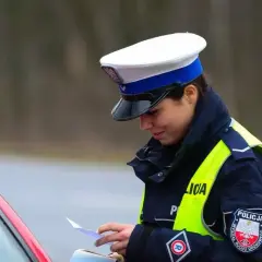 Czy policjant może zabrać prawo jazdy? Poznaj sytuacje i konsekwencje
