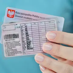 Ile kosztuje wymiana prawa jazdy po zmianie nazwiska? Sprawdź wszystkie szczegóły.