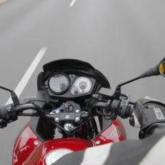 Czy po autostradzie można jechać motocyklem? Zasady i przepisy, które musisz znać