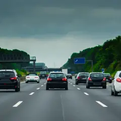 Jak bezpiecznie jechać autostradą i uniknąć niebezpieczeństw na drodze
