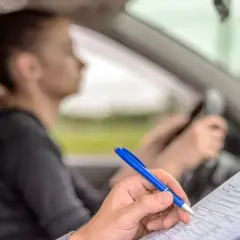 Największe błędy, które kończą egzamin na prawo jazdy i jak ich uniknąć