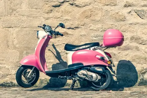 Prawo jazdy AM – czy naprawdę można wozić pasażera na motorowerze?