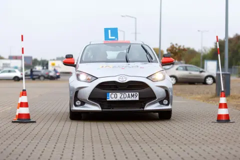 Czy po zdaniu egzaminu na prawo jazdy można legalnie jeździć samochodem?