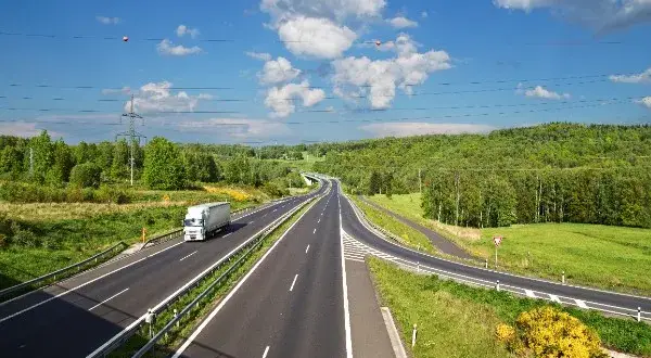 Kto ma pierwszeństwo na autostradzie? Poznaj kluczowe zasady bezpieczeństwa