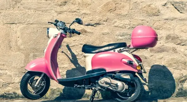 Prawo jazdy AM – czy naprawdę można wozić pasażera na motorowerze?