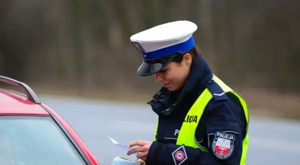 Czy policjant może zabrać prawo jazdy? Poznaj sytuacje i konsekwencje