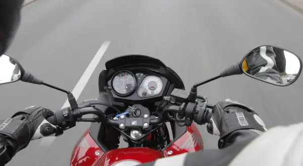 Czy po autostradzie można jechać motocyklem? Zasady i przepisy, które musisz znać