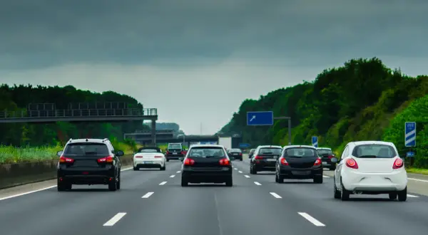 Jak bezpiecznie jechać autostradą i uniknąć niebezpieczeństw na drodze