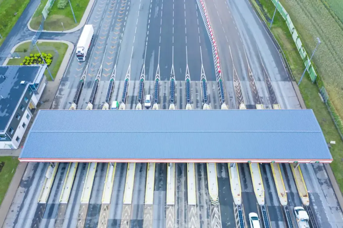 Jak wjechać na autostradę A2 w Warszawie? Węzły, opłaty i porady