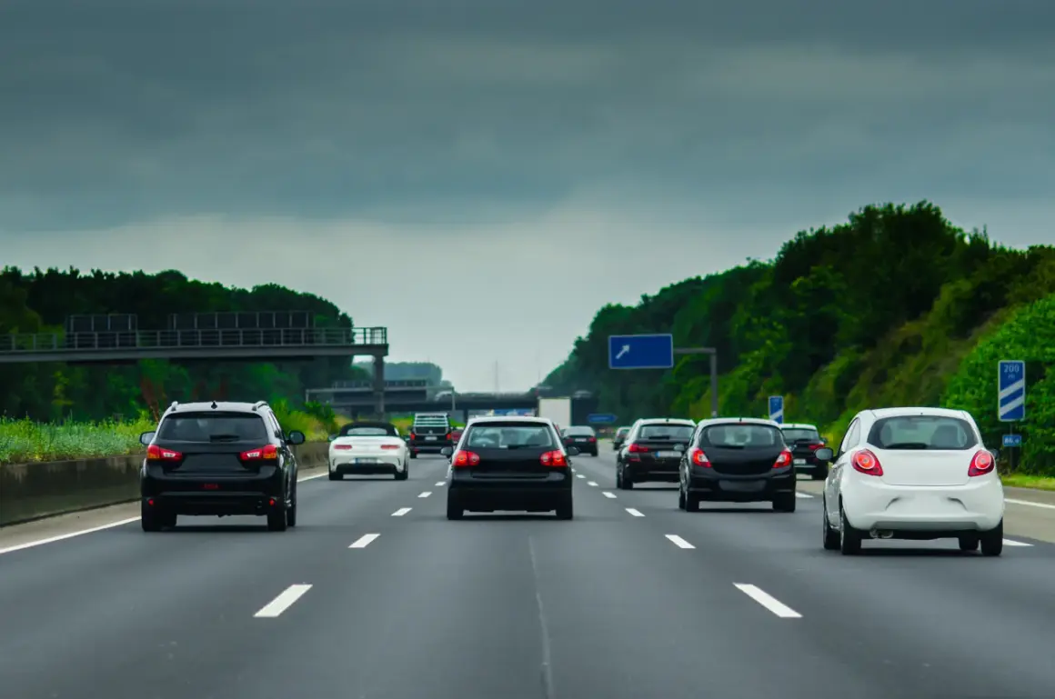 Jak bezpiecznie jechać autostradą i uniknąć niebezpieczeństw na drodze