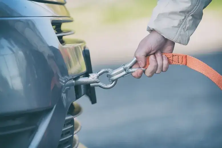Zdjęcie Ile kosztuje holowanie auta z autostrady? Ceny i ukryte opłaty