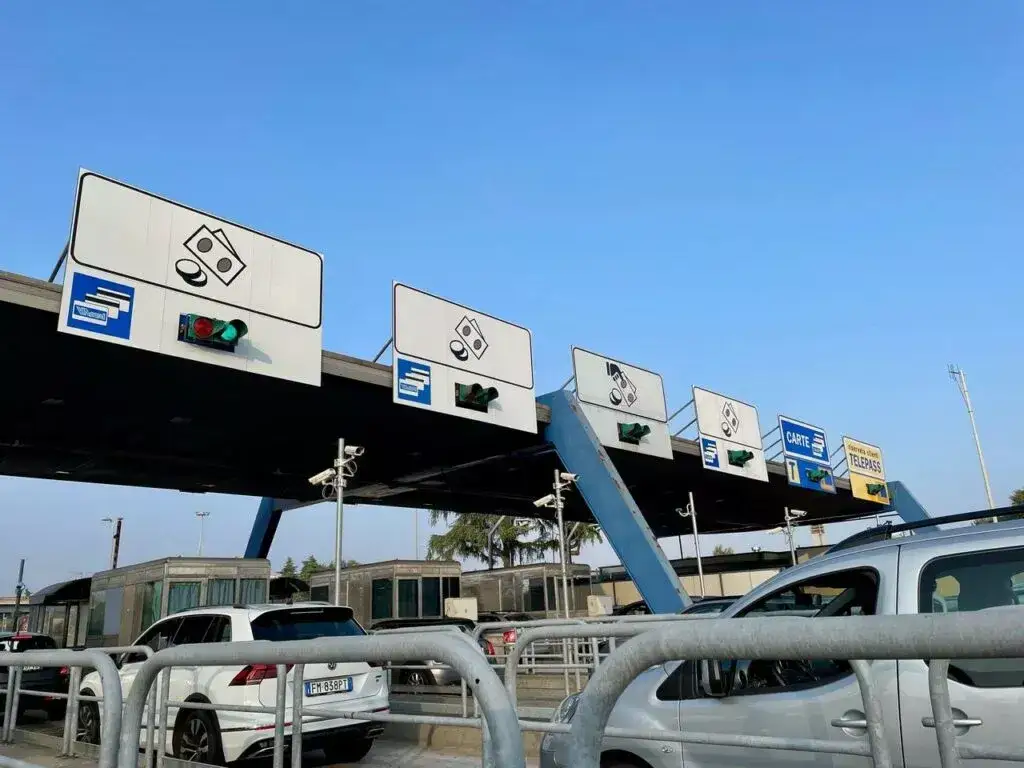 Zdjęcie Jak się płaci za autostrady we Włoszech? Poznaj metody i koszty przejazdu