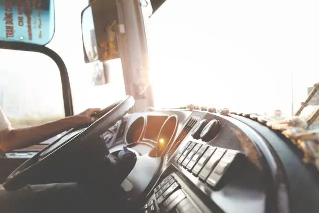 Zdjęcie Ile kilometrów robi kierowca busa? Zaskakujące dane o przebiegach w 2025.