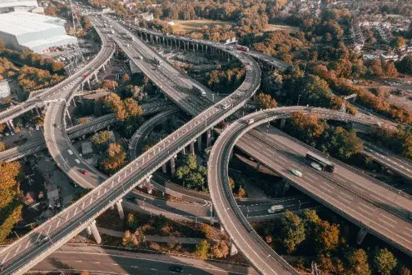 Zdjęcie Kto ma pierwszeństwo na autostradzie? Poznaj kluczowe zasady bezpieczeństwa