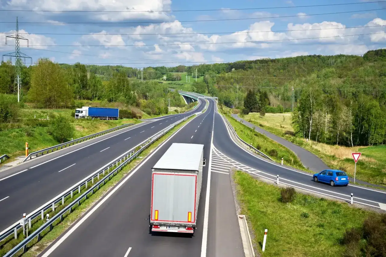 Zdjęcie Jak bezpiecznie jechać autostradą i uniknąć niebezpieczeństw na drodze