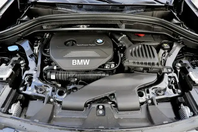Zdjęcie BMW X1 jaki silnik benzynowy wybrać? Porównanie osiągów i kosztów