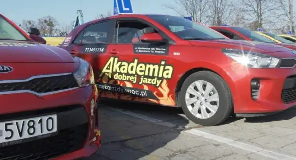 Kiedy zdaje się teorię na prawo jazdy? Poznaj kluczowe terminy i zasady