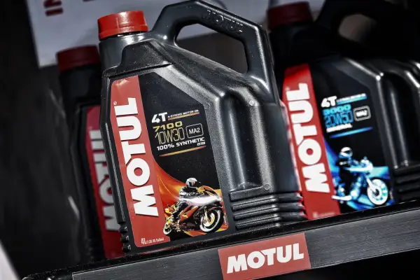 Jaki olej do silnika WSK 125? Uniknij kosztownych błędów w wyborze